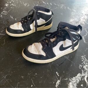 Nike Air Jordan 1 Retro Mid kids Size 2Y Black white Sneakers